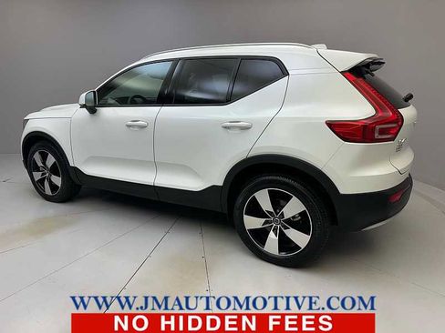 Used 2022 Volvo XC40 T5 Momentum w/ Premium Package image 3