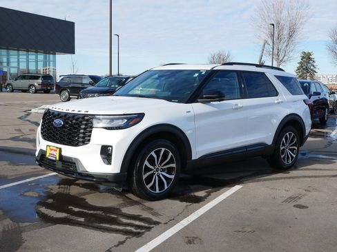 Used 2025 Ford Explorer ST-Line image 3