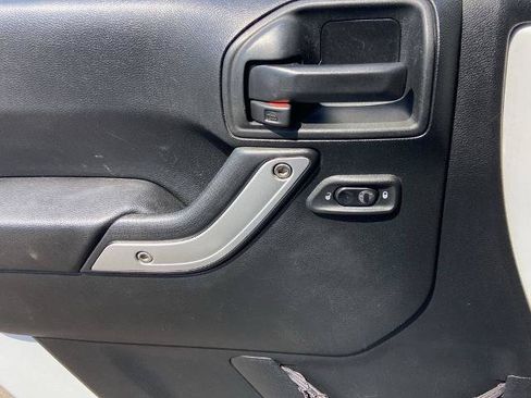 Used 2018 Jeep Wrangler Unlimited Sahara w/ Connectivity Group AWD/4WD image 15