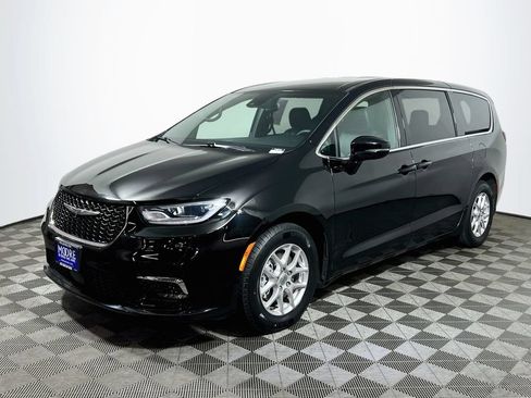 Used 2025 Chrysler Pacifica Select FWD image 3