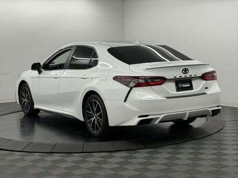 Used 2024 Toyota Camry SE image 10