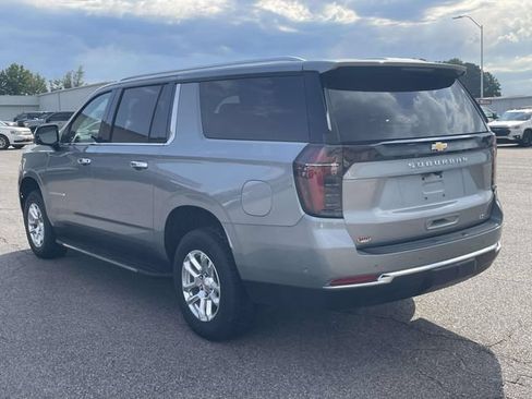 Used 2025 Chevrolet Suburban LT RWD image 6