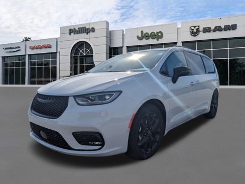 New 2026 Chrysler Pacifica Limited image 8