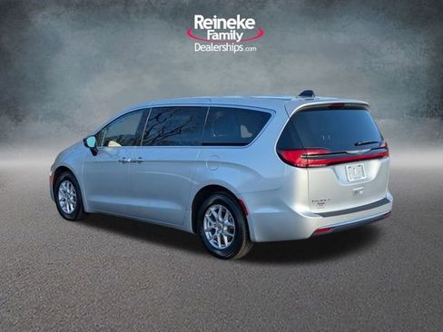 Used 2024 Chrysler Pacifica Touring-L image 8