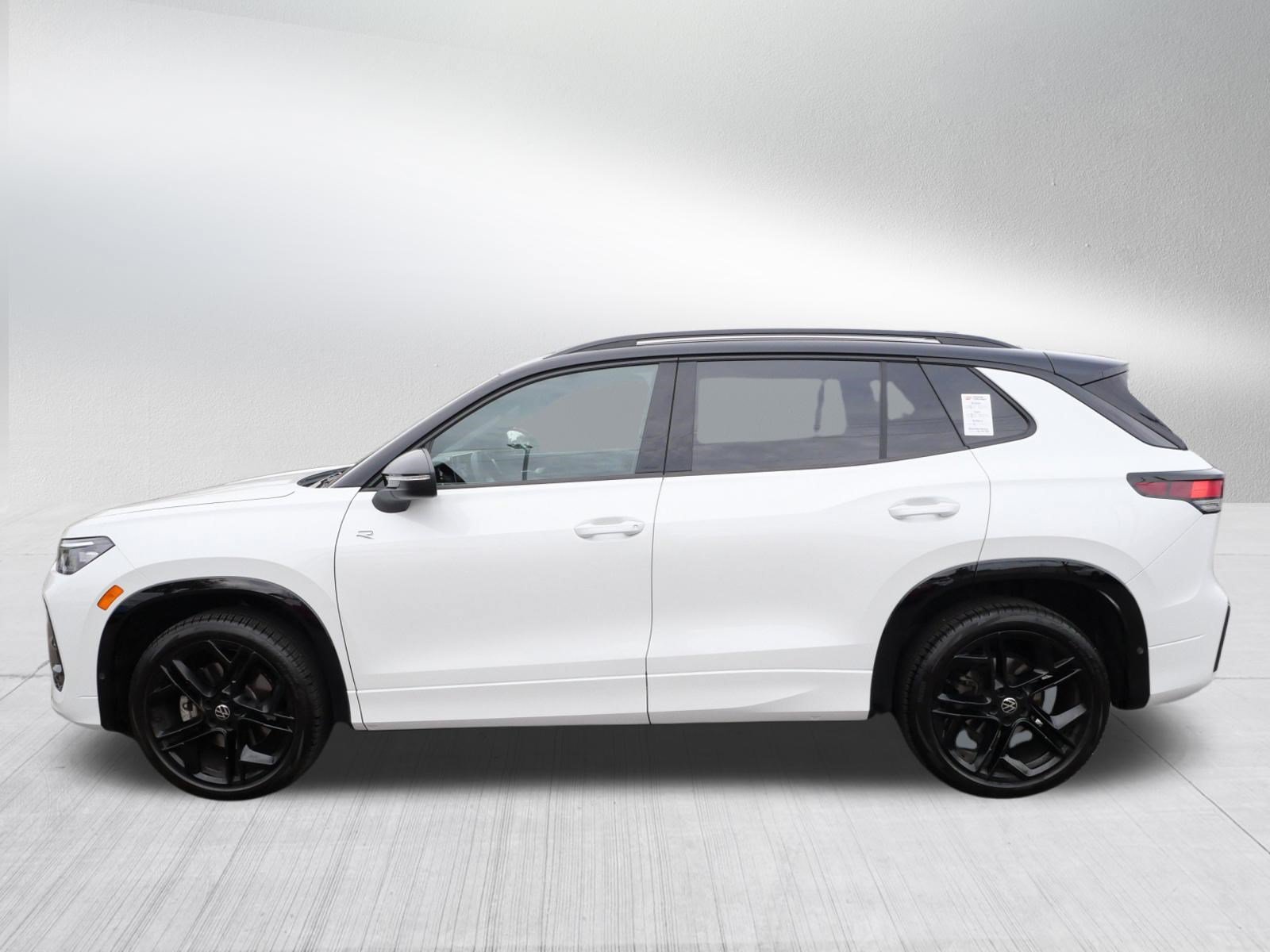 Certified 2025 Volkswagen Tiguan SE R-Line AWD/4WD image 4