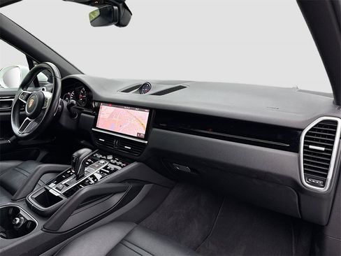 Used 2020 Porsche Cayenne w/ Premium Package image 32