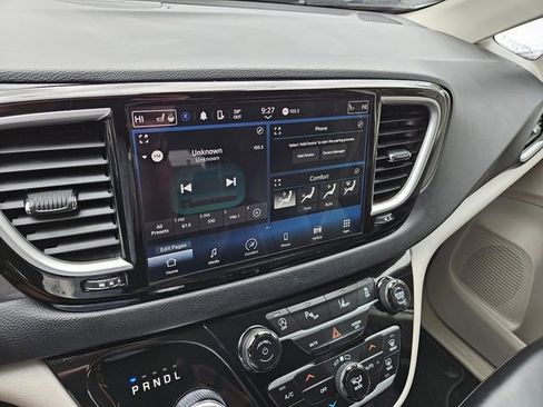 Used 2023 Chrysler Pacifica Touring-L FWD image 30