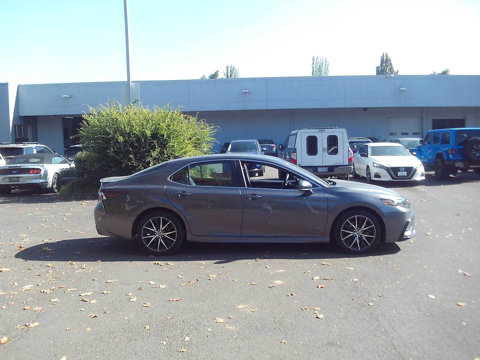 Used 2023 Toyota Camry SE w/ Protection Package (Q2) (TMS) FWD image 6