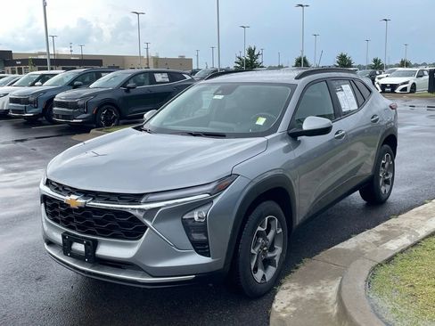Used 2025 Chevrolet Trax LT w/ Driver Confidence Package FWD image 3