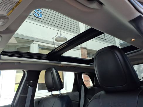 Used 2022 Jeep Cherokee Limited AWD/4WD image 16