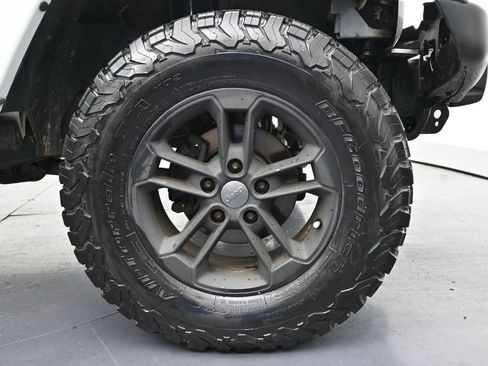 Used 2017 Jeep Wrangler Unlimited Sahara AWD/4WD image 6