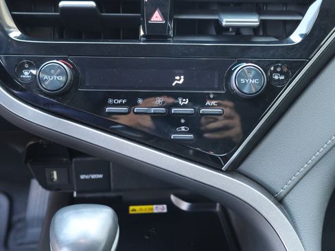 Used 2022 Toyota Camry XLE FWD image 31