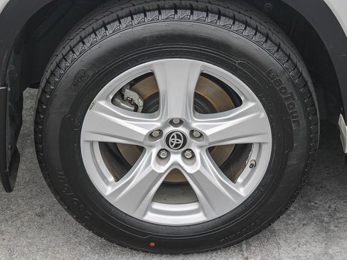 Used 2022 Toyota Highlander LE FWD image 12