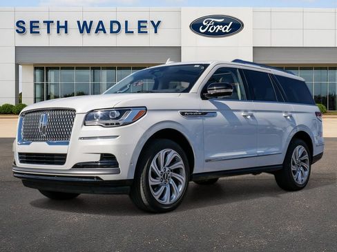 Used 2024 Lincoln Navigator Reserve image 3