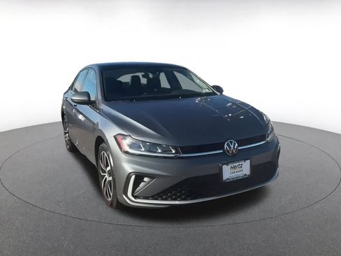 Used 2025 Volkswagen Jetta SE image 3