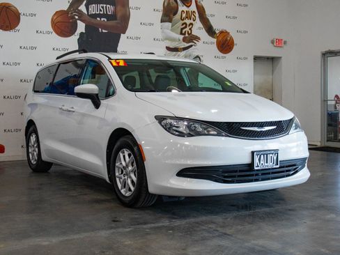 Used 2017 Chrysler Pacifica Touring image 18