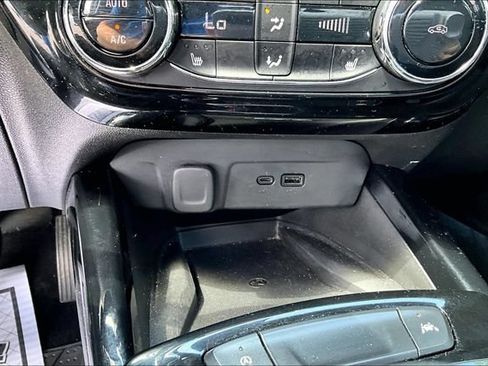 Used 2024 Chevrolet Trax RS w/ Sunroof Package FWD image 33