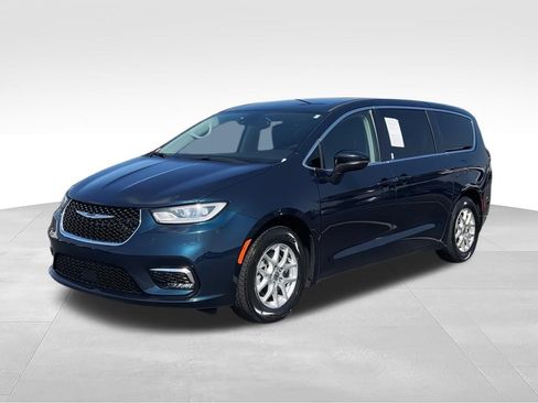 Used 2023 Chrysler Pacifica Touring-L FWD image 4