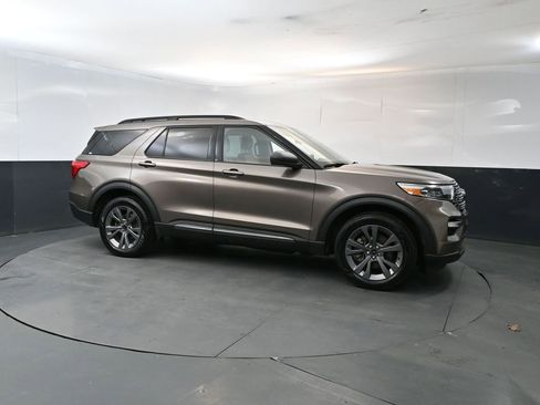 Used 2021 Ford Explorer XLT w/ Equipment Group 202A AWD/4WD image 7