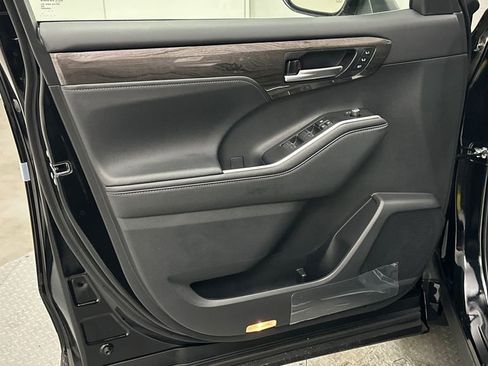 Used 2023 Toyota Highlander Platinum image 18