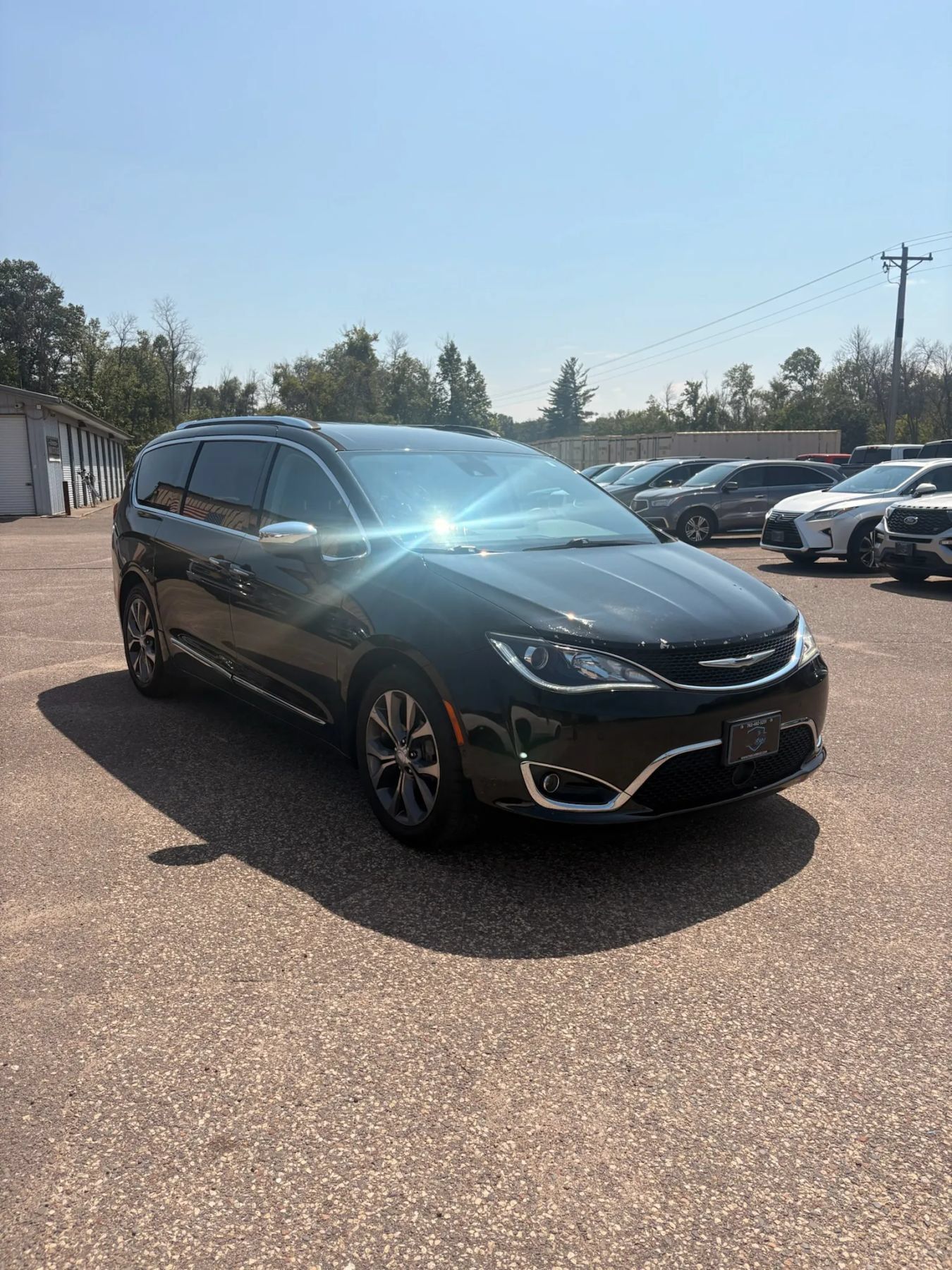 Used 2017 Chrysler Pacifica Limited w/ Advanced Safetytec Group FWD image 3