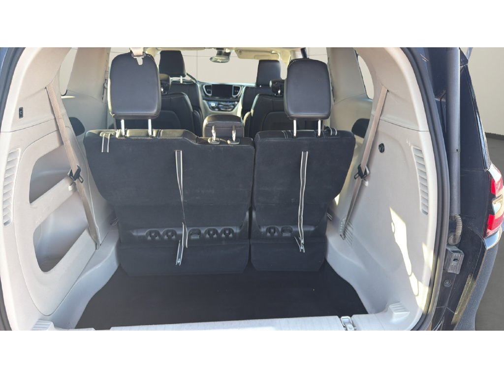 Used 2024 Chrysler Pacifica Touring-L FWD image 10