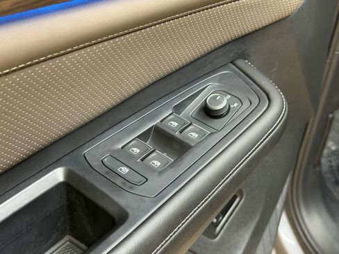 Used 2024 Volkswagen Atlas SEL AWD/4WD image 25