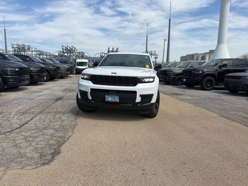 Used 2023 Jeep Grand Cherokee L Laredo image 2