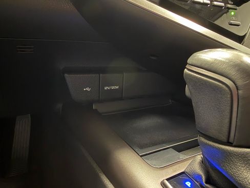 Used 2021 Toyota Camry SE w/ Convenience Package FWD image 21