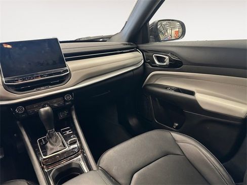 Used 2024 Jeep Compass Limited image 11