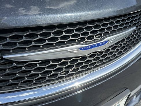 Used 2019 Chrysler Pacifica Touring-L FWD image 22