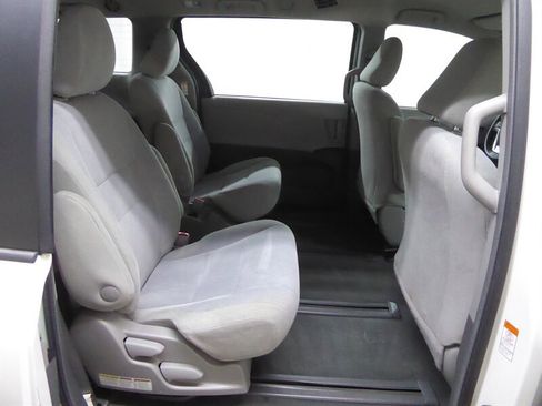 Used 2016 Toyota Sienna L image 25