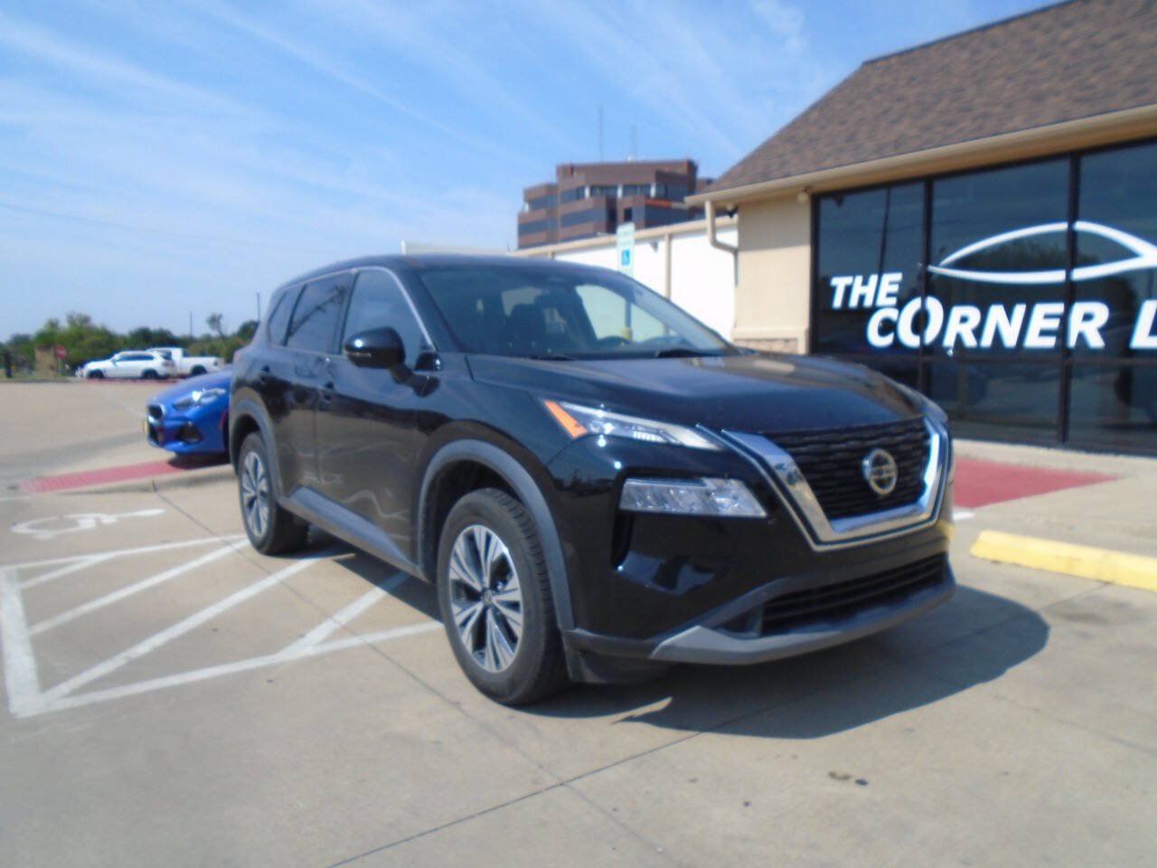 Used 2021 Nissan Rogue SV FWD image 1