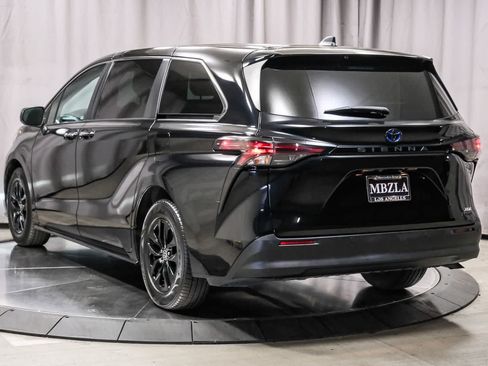 Used 2023 Toyota Sienna XLE FWD image 2