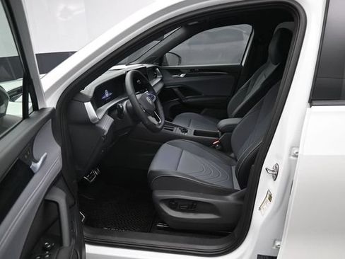 New 2026 Volkswagen Tiguan SE R-Line AWD/4WD image 9