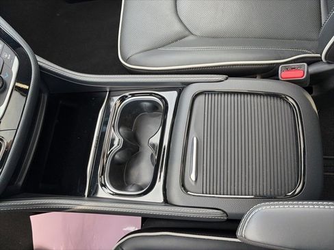 Used 2023 Chrysler Pacifica Limited w/ S Appearance Package image 25