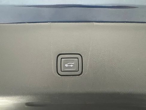 Used 2023 Chevrolet Traverse LT FWD image 28