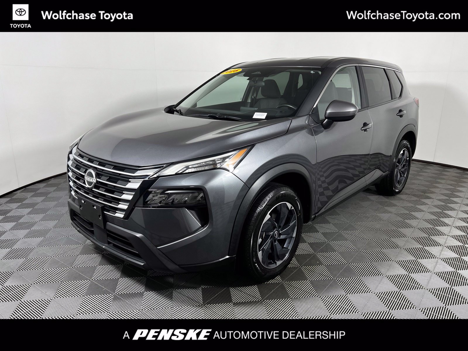 Used 2025 Nissan Rogue SV FWD image 1
