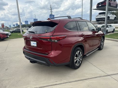 Used 2022 Toyota Highlander XLE FWD image 8