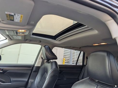 Used 2023 Toyota Highlander XLE FWD image 28