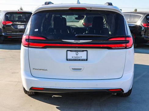 Used 2022 Chrysler Pacifica Touring-L image 5