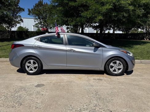 Used 2015 Hyundai Elantra SE FWD image 2