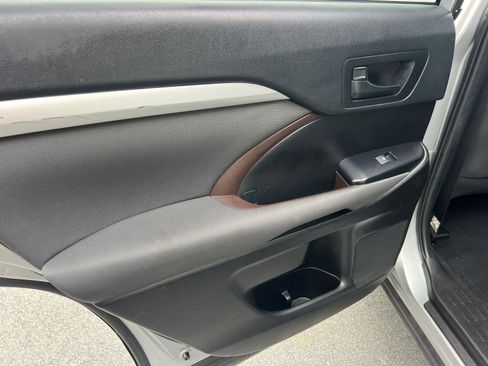 Used 2019 Toyota Highlander LE image 22