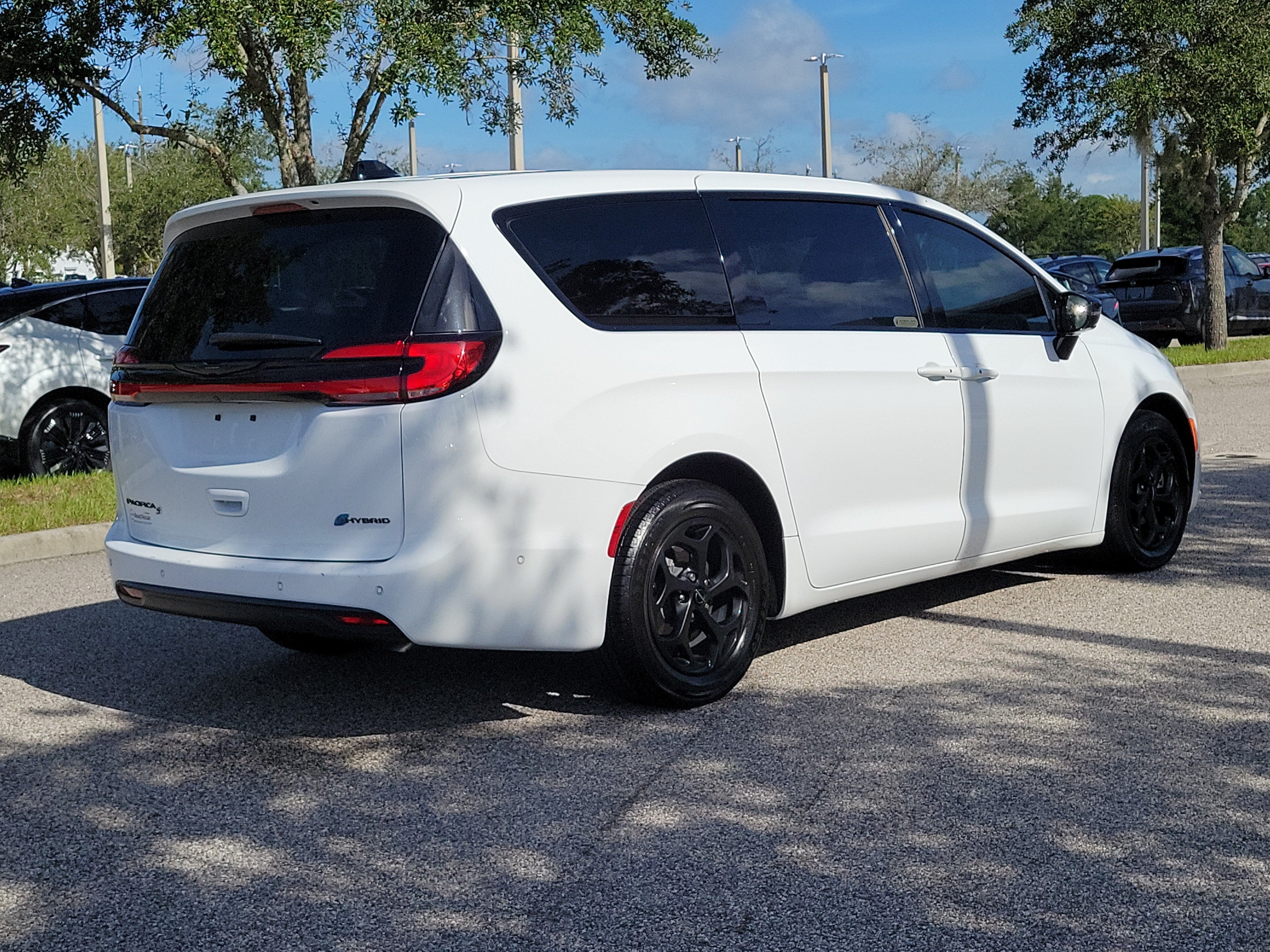 Used 2024 Chrysler Pacifica Limited FWD image 6