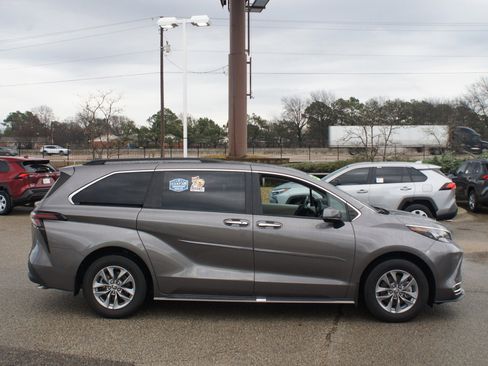 Used 2024 Toyota Sienna XLE image 21