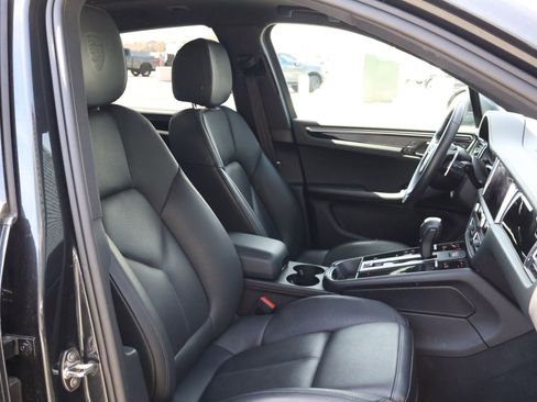 Certified 2023 Porsche Macan AWD/4WD image 26