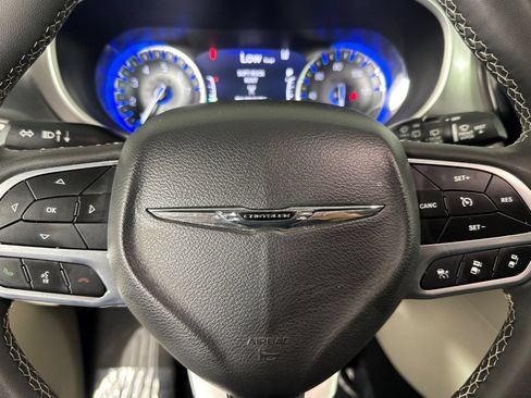 Used 2023 Chrysler Pacifica Touring-L FWD image 21