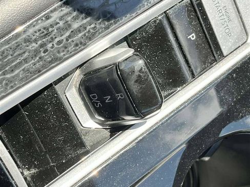 Used 2025 Volkswagen Atlas SE FWD image 28