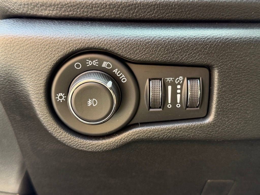 New 2026 Chrysler Pacifica Select FWD image 26