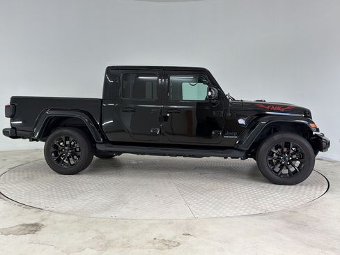 Used 2023 Jeep Gladiator Overland AWD/4WD image 8